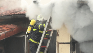 Пожар в къща в Търговище, евакуираха възрастна жена