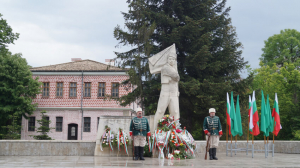 С поднасяне на венци и цветя пред паметника на знаменосеца на Ботевата чета отбелязват 2 юни в Търговище