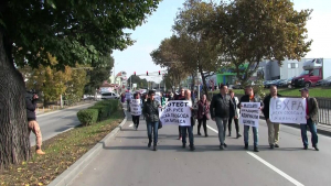 Ресторантьори, земеделци и шивачи блокираха временно възлов булевард в Русе