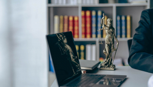 Пропуск в закона: Родители адвокати не могат да бъдат лични асистенти на децата си с ТЕЛК