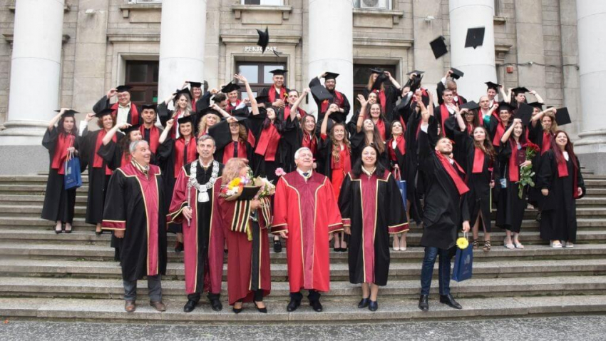 Юридическият факултет на Русенския университет връчи дипломите на випуск 2024