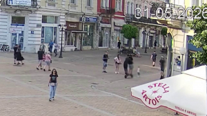 ВИДЕО: 2-годишно дете бе блъснато от тротинетка в центъра на Русе пред очите на родителите си