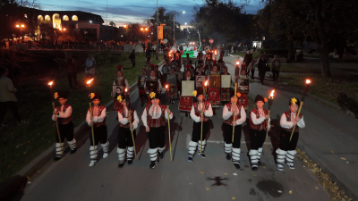 ВИДЕО: Стотици излязоха на шествие в Разград за Деня на народните будители