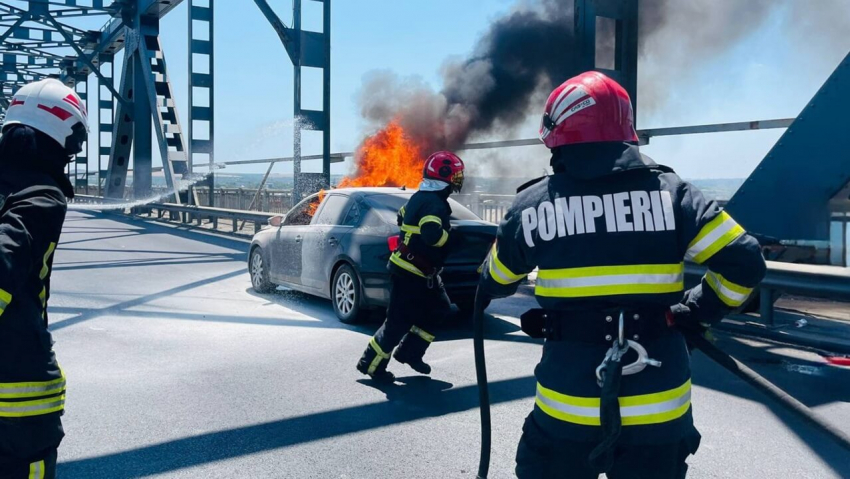ВИДЕО: Автомобил горя в средата на Дунав мост при Русе
