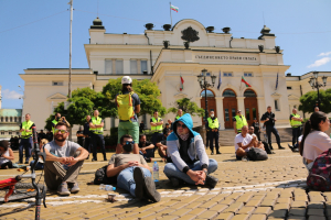 Депутатите обсъдиха вота на недоверие, протест блокира площада пред парламента /ВИДЕО/