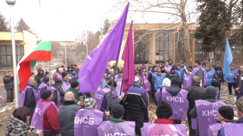 ВИДЕО: Служителите на военния завод &quot;ТЕРЕМ&quot; в Търговище излязоха на протест