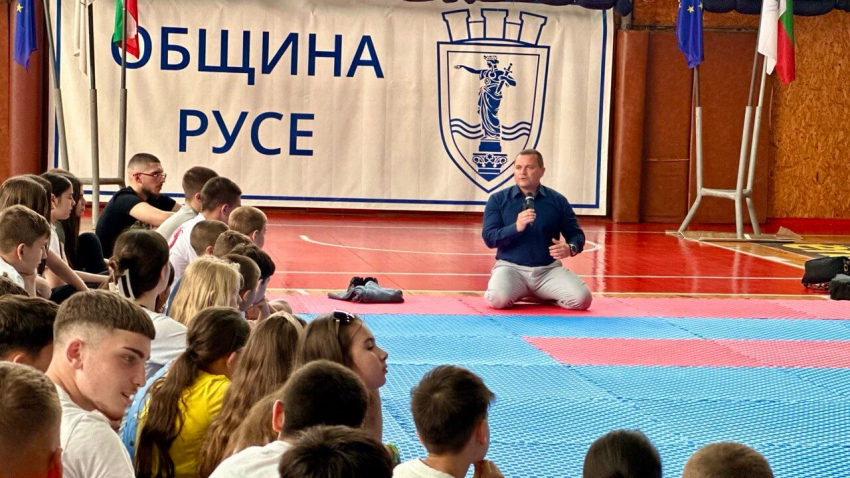 ВИДЕО: Открит разговор срещу агресията: Кметът Пенчо Милков се срещна с над 150 деца от бойните спортове в Русе