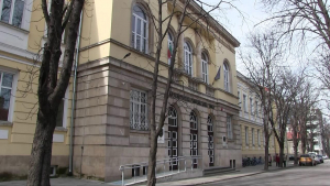Учениците от 6, 9 и 12 клас се връщат в присъствена форма на обучение