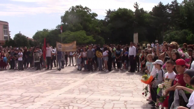 ВИДЕО: Ученици излязоха на празнично шествие и в Две могили