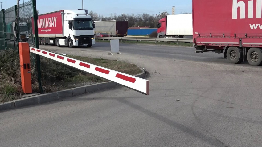 ВИДЕО: Въпреки забраните, камиони постоянно блокират достъпа до фирма в района на Дунав мост при Русе