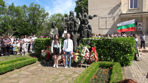 Разград отбеляза 24 май с голямо шествие и цветя пред паметника на учениците на Кирил и Методий