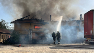 Голям пожар избухна в склад в Русе, нанесени са сериозни щети