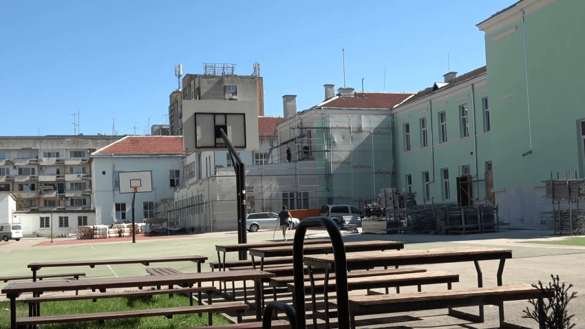 ВИДЕО: Над 60 деца са напуснали ОУ &quot;Отец Паисий&quot; в Русе заради течащия ремонт