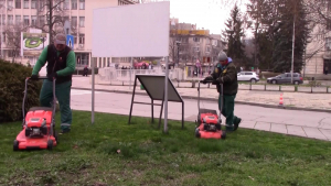 ВИДЕО: Започна косенето на тревните площи в Разград