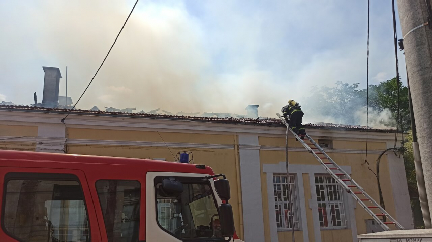 ВИДЕО: Голям пожар нанесе щети по три сгради до Корабния техникум в Русе