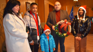 Деца от КЦНСТДБУ подариха коледен венец на Кмета Добрин Добрев