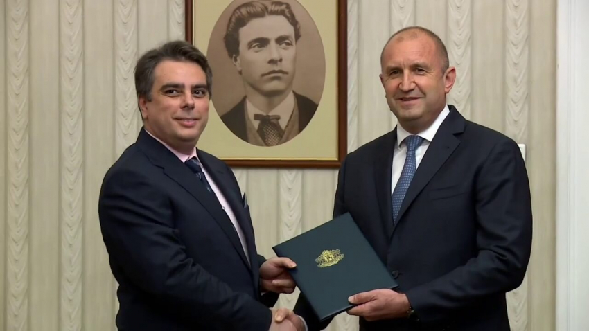ВИДЕО: Президентът връчи първия мандат, Асен Василев е кандидат-премиерът от ПП