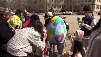 ВИДЕО: Малки и големи боядисваха яйца, които ще станат част от украсата на Разград