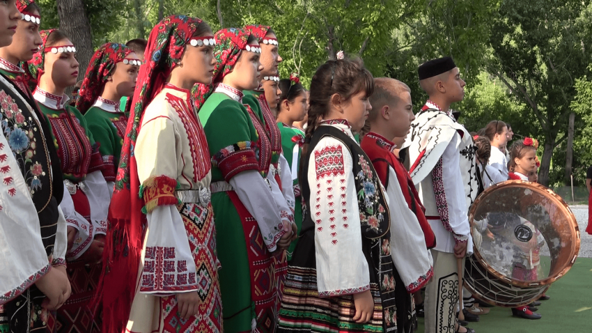 ВИДЕО: Международен фолклорен фестивал събра в Бяла младежи с български корени от различни страни