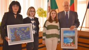 Възпитаници на ЦУТНТ в Разград посветиха свои картини на Деня на българската община 