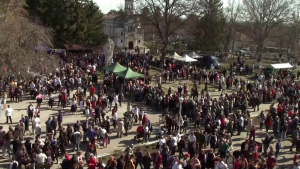 ВИДЕО: Над 4000 души посетиха уникалния празник на греяната ракия и зелевата чорба в Бабово