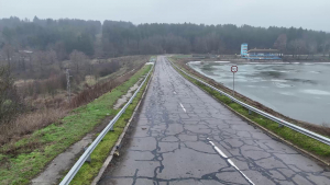 ВИДЕО: До два месеца отварят едната лента на пътя върху дигата в Николово