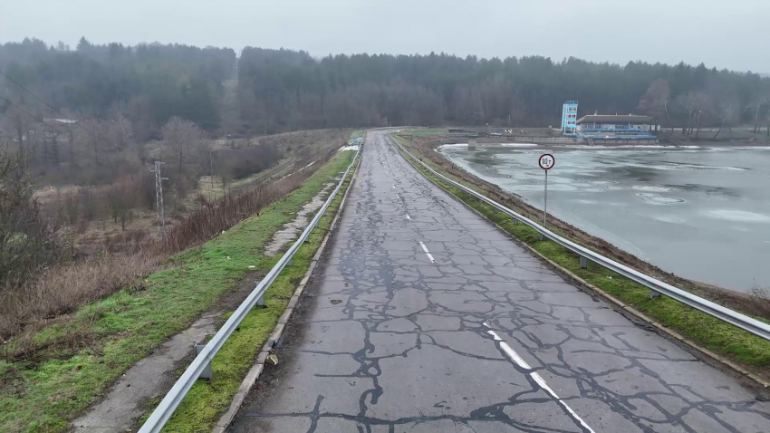 ВИДЕО: До два месеца отварят едната лента на пътя върху дигата в Николово