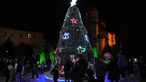 Коледната елха в Бяла грейна