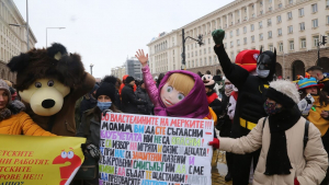 Работещи в барове и ресторанти протестираха с музика и танци в центъра на София