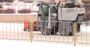 ВИДЕО: 6 машини и над 30 работници чистят улиците и тротоарите в Разград