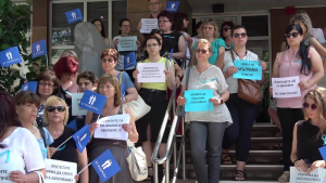 Служители на НОИ в Русе излязоха на нов протест за по-високи заплати