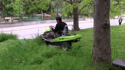 ВИДЕО: Започна косенето и пръскането на тревните площи в Русе
