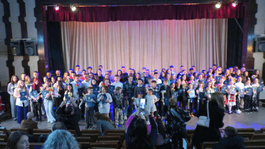 ВИДЕО: В Търговище отличиха 105 ученици, получили стипендии по общинската програма за даровити деца