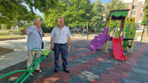 В момента ОП &quot;Флора&quot; работи по обновяването на площадката в близост до Общинското предприятие БКС