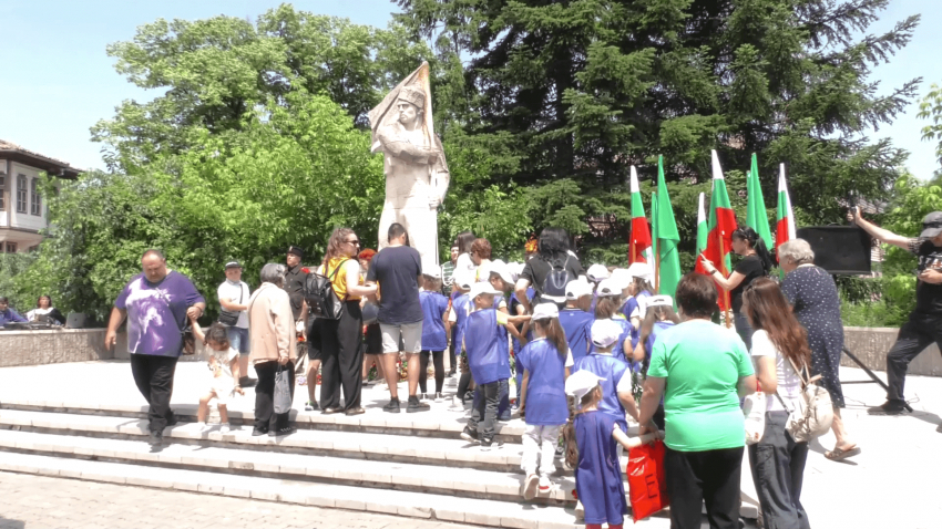 ВИДЕО: Търговище се преклони пред живота и делото на Ботев и падналите за Свободата ни