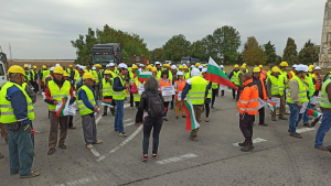 Стотици пътни строители блокираха Русе - Бяла днес следобед