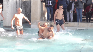 21-годишен студент спаси Богоявленския кръст в Търговище