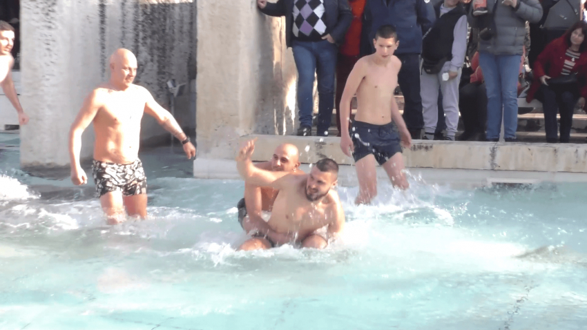 ВИДЕО: 21-годишен студент спаси Богоявленския кръст в Търговище