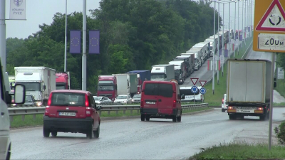 ВИДЕО: Въвеждат нова организация за изчакване на камионите на Дунав мост при Русе