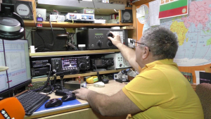 Мъж от Търговище вече над 40 години се свързва с хора от цял свят чрез радио ефира