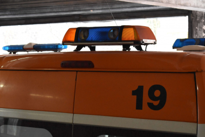 Жена е настанена в болница, след като се блъсна с автомобила си в крайпътно дърво в Разградско