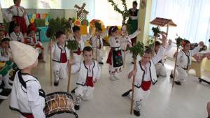 Децата от ДГ &quot;Пинокио&quot; в Русе пресъздадоха българските пролетни обичаи