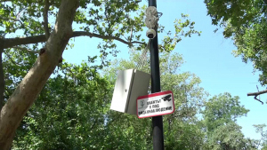 Мъж вилня в парка на младежта в Русе. Потроши камери, лампи и стълбове