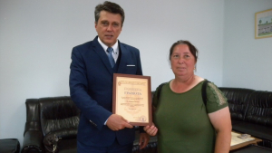 Жена от Разградско получи почетна грамота, след като откри и върна 19 300 лева