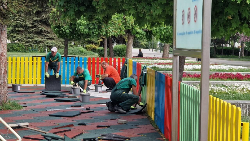 Обновяват детски площадки в Търговище