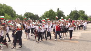 ВИДЕО: Близо 4000 души се включиха в празничното шествие в Търговище, посветено на 24 май