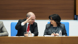 Над 3 часа дебатираха шестия вот на недоверие срещу правителството