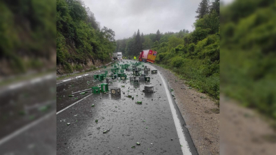 Катастрофа между два камиона край Бяла, десетки каси с бира са разпиляни на пътя