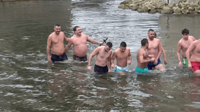 ВИДЕО: За втора поредна година русенецът Михаил Маринов спаси кръста в Бяла