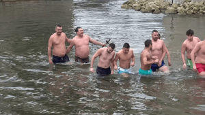 ВИДЕО: За втора поредна година русенецът Михаил Маринов спаси кръста в Бяла